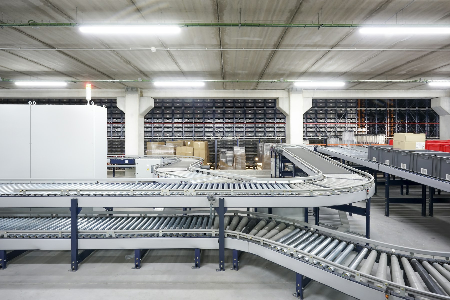 Automated conveyor system inside a modern fulfillment warehouse